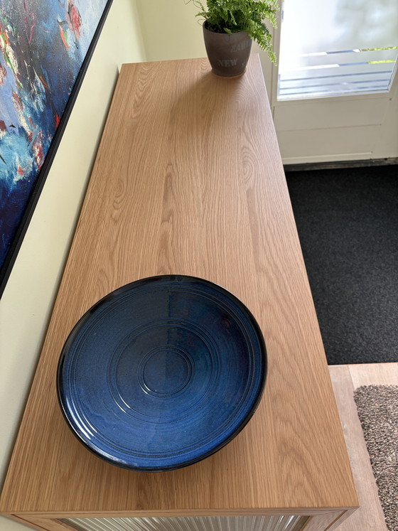 Image 1 of Lage vitrinekast met ribbelglas