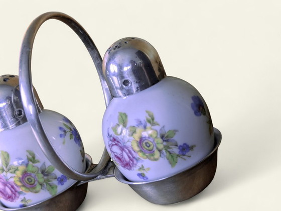 Image 1 of Set di saliere e pepiere vintage | anni '60 in ceramica e metallo | decoro floreale con supporto