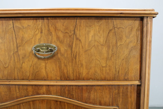 Image 1 of Gabinete antiguo con acabado en nogal, Checoslovaquia