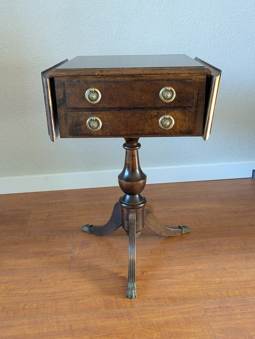 Antiker Pembroke-Beistelltisch mit Messingklauen