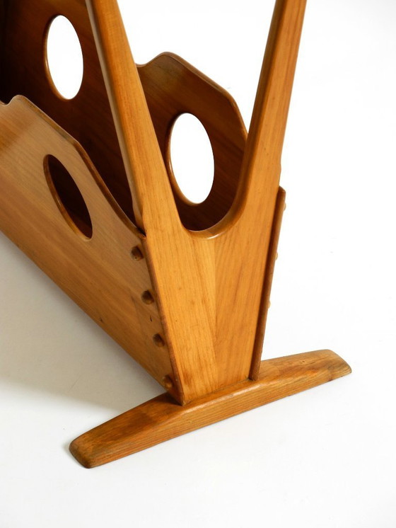 Image 1 of Preciosa mesa auxiliar moderna de mediados de siglo con revistero, fabricada en madera de fresno y cristal.