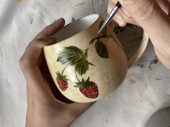 Image 1 of Mug fraise unique peint à la main par J&S (neuf)