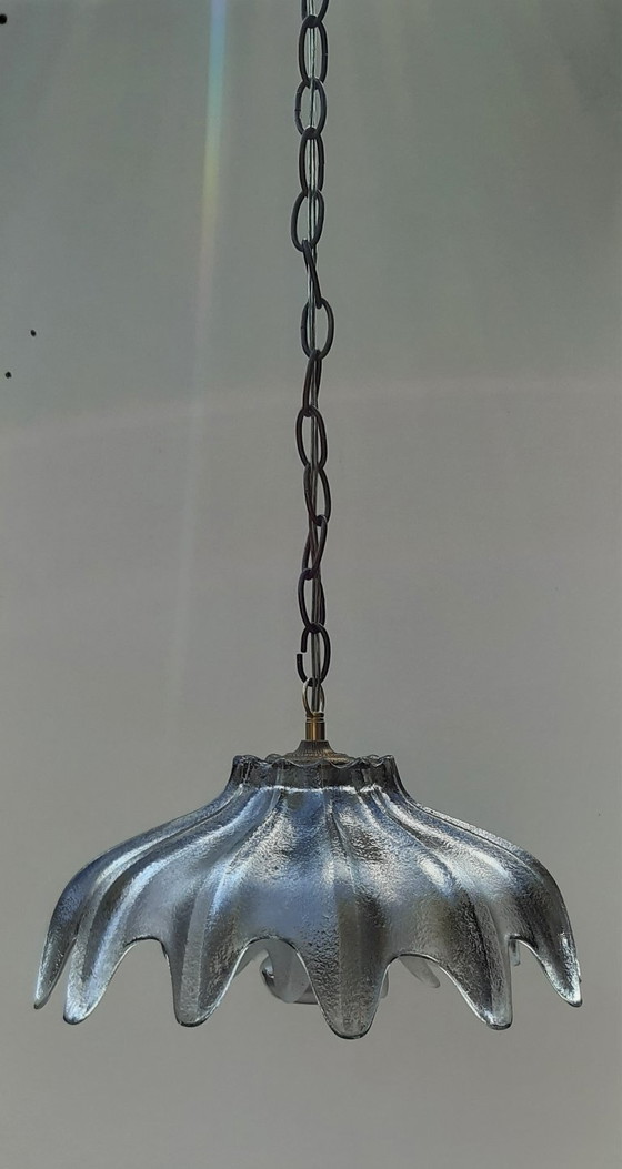 Image 1 of Lampada a sospensione in vetro ghiacciato a forma di calice e di petalo
