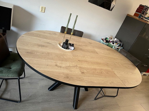 Extendable table for 4-6 people