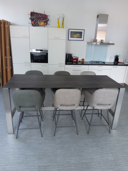 Bar table Bert Plantagie 'Bridge' with 6 swivel bar chairs H&H 'Nikolas' (3 olive green and 3 light gray)