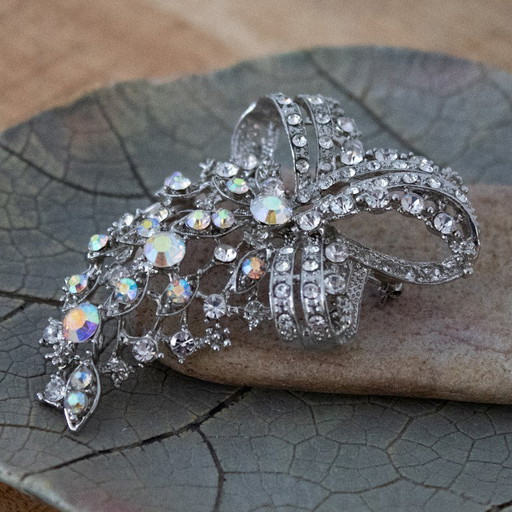 Broche ruban vintage Aurore Boréale : strass irisés et transparents