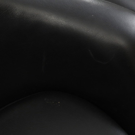 Image 1 of Een paar vintage draaibare fauteuils van zwart kunstleer met chromen onderstellen, daterend uit 1980-1990 en in goede staat.