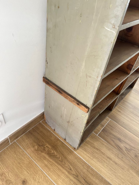 Image 1 of Großer antiker Werkstattschrank mit patinierten Holzfächern, 20. Jahrhundert.
