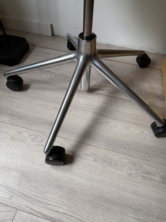 Image 1 of Normann Copenhagen Hyg draaistoel wit