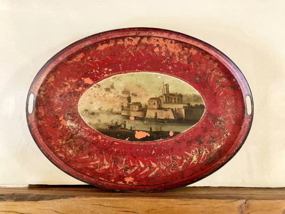 Image 1 of Grote ovale, beschilderde metalen schaal met landschapsmotief, circa 1800.