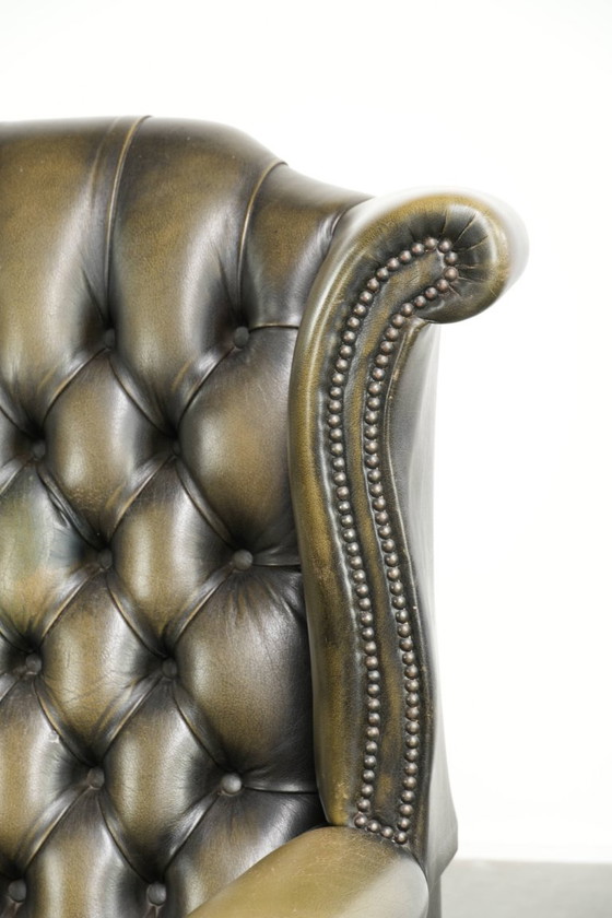 Charaktervoller grüner Rindsleder Chesterfield Ohrensessel im englischen Stil – Leather (photo 12 of 14)