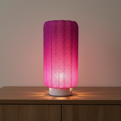 Moderne Tischleuchte mit warmem Umgebungslicht