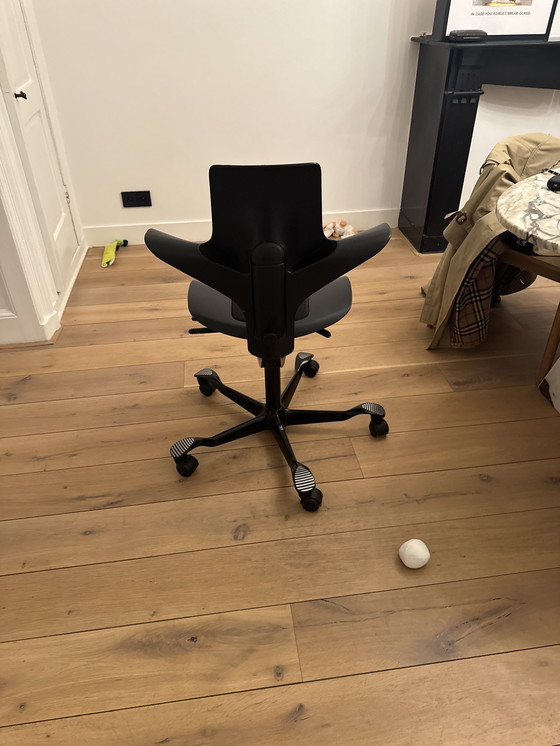 Image 1 of Schwarzer ergonomischer Bürostuhl auf Rollen