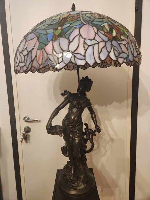 Grote Monumentale Bronzen Lamp / Vloerlamp naar L. & F. Moreau - "Vrouw met lier" met Tiffany-stijl glaskap - 100 cm - 15,5 kg
