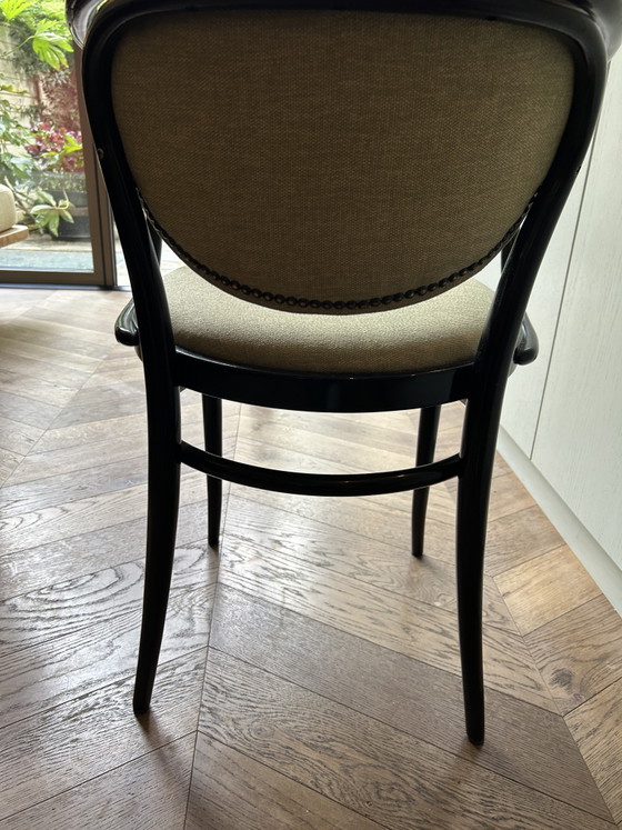Image 1 of 4 sillas Thonet 209 con estructura de madera curvada negra y asiento tapizado.