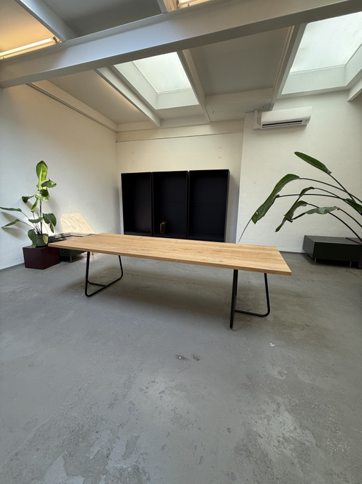 Atemberaubender Esstisch mit massiver Eichenplatte – eettafels, Wood, Metal