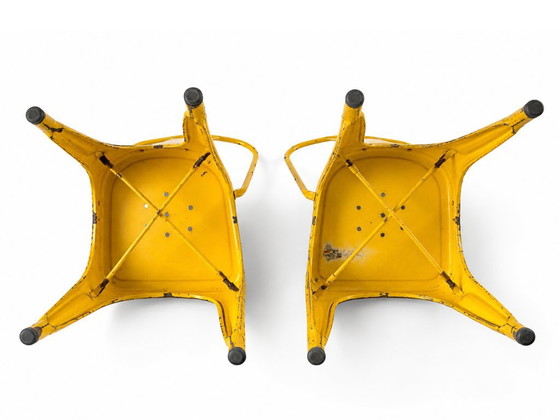 Set of 4 Tolix chairs, 2 yellow, 2 blue. 1960s edition. – Dining chairs, Metal (photo 6 of 8)
