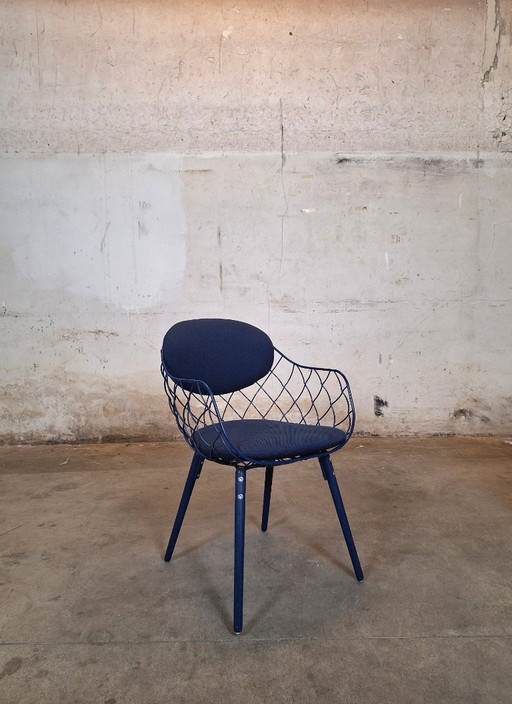 Sedia Magis Piña Blue con struttura in metallo e seduta imbottita
