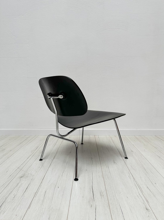 Image 1 of Poltrona lounge vintage Eames LCM in compensato degli anni '70, disegnata da Charles e Ray Eames per Vitra.