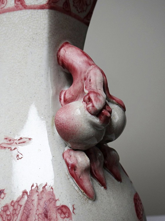 Image 1 of Roze chinoiserie balustervaas met perzikkleurige handvatten, Staffordshire-stijl, Engeland