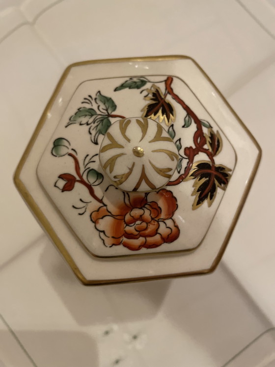 Image 1 of Teedose ‚Golden Azalea‘ / Hexagonal Lidded Jar H 16,5 cm von Mason’s