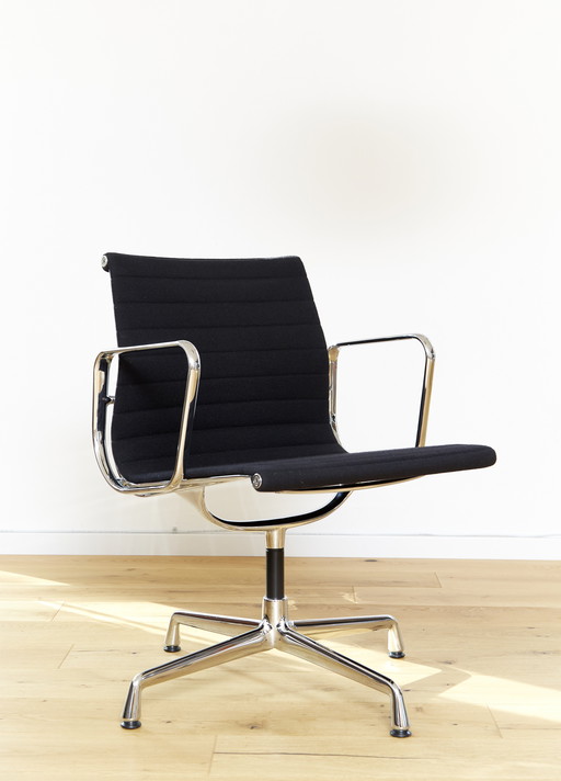 Charles & Ray Eames Aluminium Gruppenstuhl EA 108 für Vitra