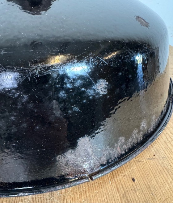 Image 1 of Industriële zwarte geëmailleerde fabriekslamp met gietijzeren bovenkant, jaren 50