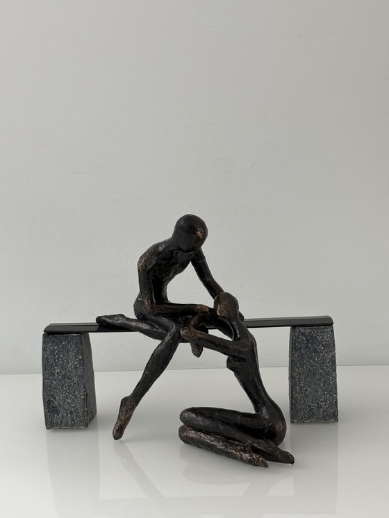 Image 1 of Statua moderna di due persone su una panchina