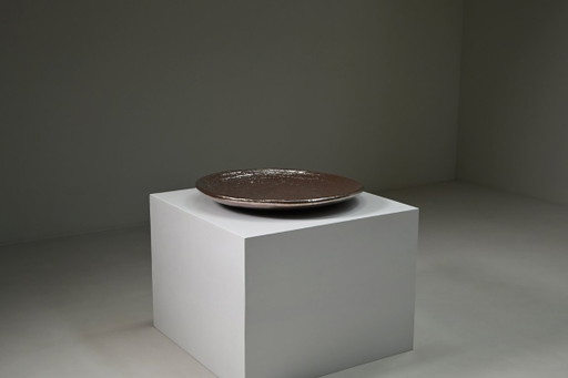 Grande ciotola in ceramica smaltata metallizzata, realizzata a mano, risalente agli anni '80-'90 circa. – schalen