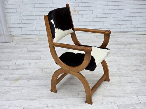 Poltrona danese con schienale alto, anni '60, vera pelle di mucca, legno di quercia, rivestita.