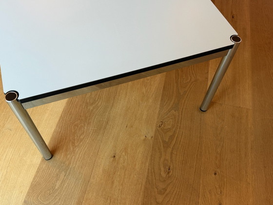 1. Edition, 1970er, USM Haller Couchtisch 75 × 75 cm, Perlweiß Laminat, Selten, Couchtische, Chrom, Grau (Foto 6 von 14)