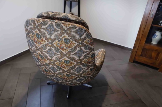 Image 1 of Set van 2 vintage draaibare fauteuils met hoge rugleuning en abstracte bekleding.