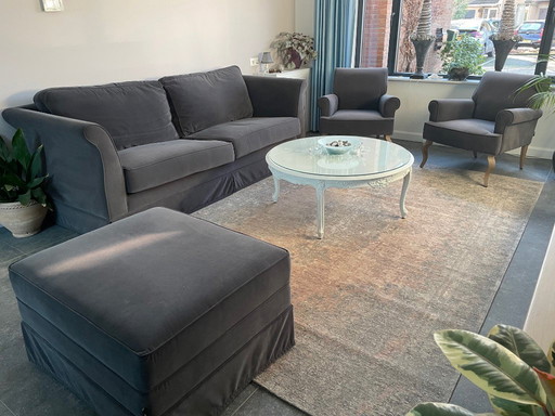 Dreisitzer-Sofa, zwei separate Sessel und ein Hocker