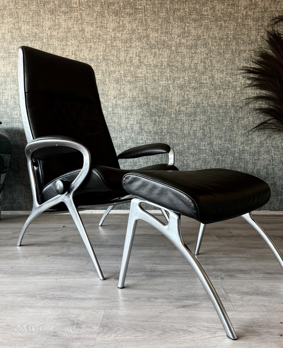 Image 1 of Poltrona lounge James Stressless con poggiapiedi in pelle nera e alluminio