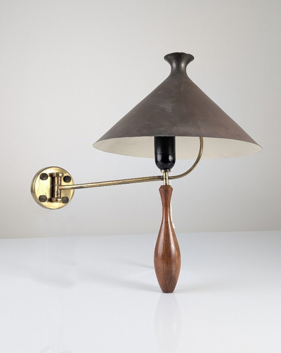 Image 1 of Lampe murale du milieu du siècle en laiton et bois avec abat-jour noir, années 1950
