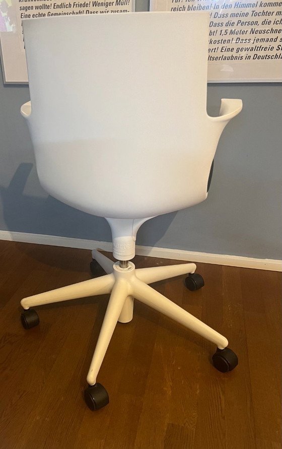 Image 1 of SPOON CHAIR van KARTELL | Design bureaustoel met wielen en draaifunctie | wit/zwart