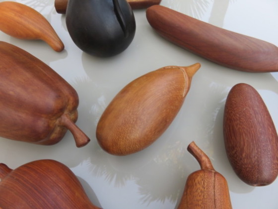 Image 1 of 12 große exotische Früchte aus Holz, 70er Jahre