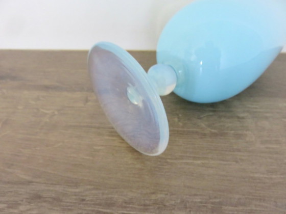 Image 1 of Vaso in vetro opalino azzurro pallido, in vetro opalescente. Anni '60-'70. Francia.