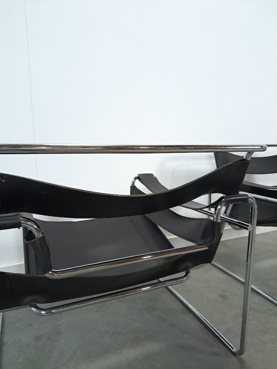 Image 1 of Réplica de la silla Wassily con cuero negro y cromo