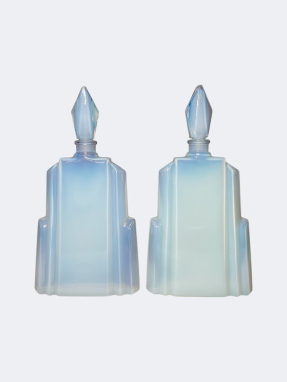 Image 1 of Paar opalisierende Art-déco-Parfümflakons aus Sabino-Glas – Seltenes französisches Parfümflakon-Set aus Opalglas
