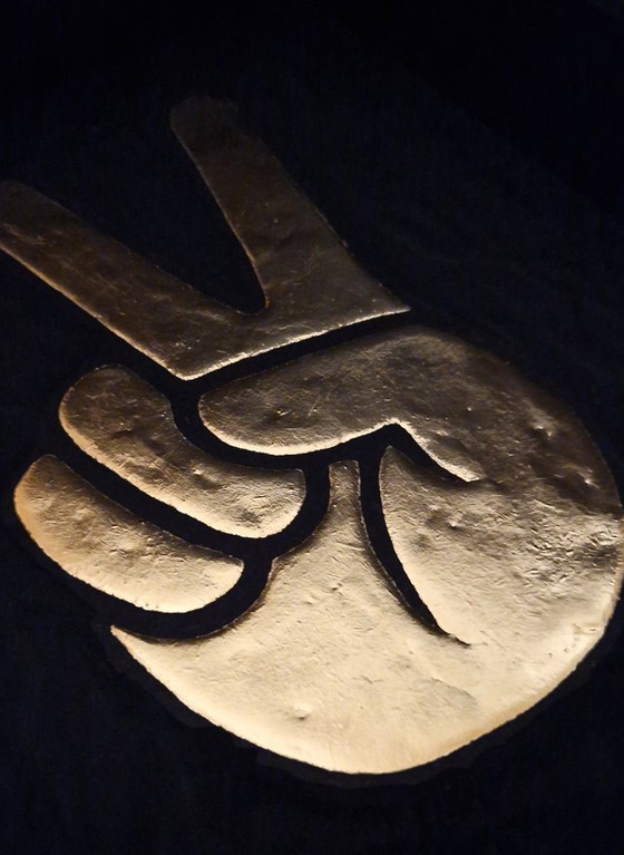 Image 1 of Goldene Peace-Handgeste, 23 Karat vergoldet, in einem Rahmen in limitierter Auflage