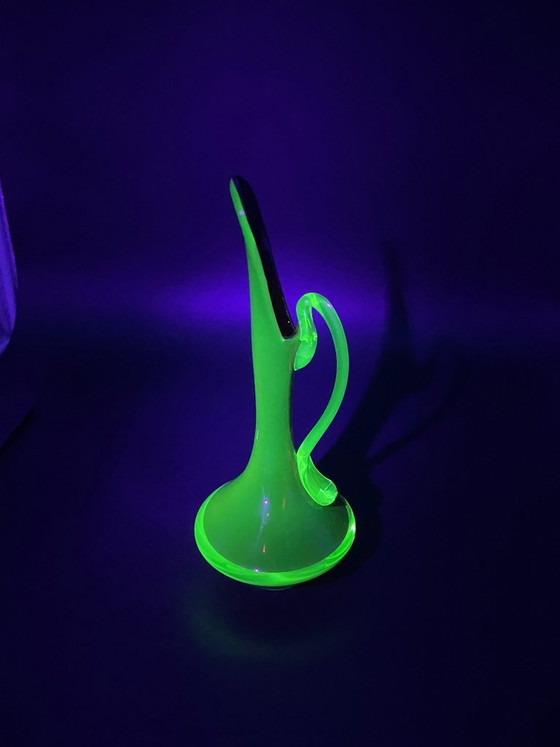Vase Sommerso vintage à bec – verre rouge et verre à l'uranium – style Murano – Glass (photo 3 of 7)