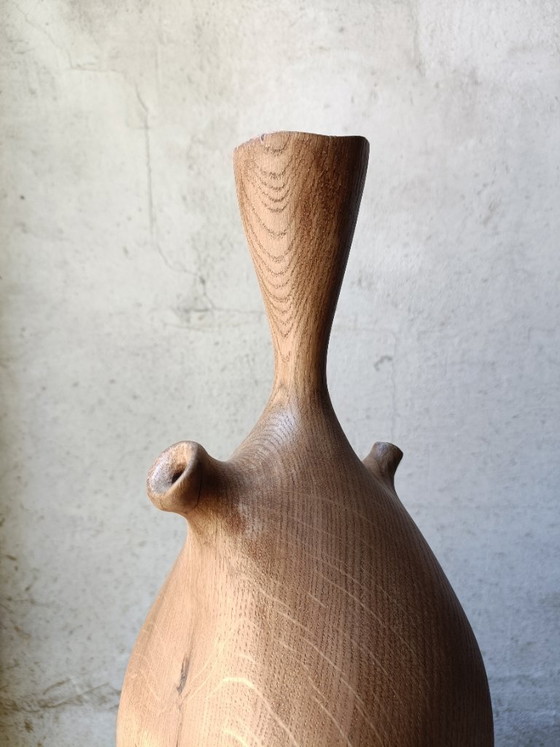 Image 1 of Vaas/sculptuur van gebeeldhouwd massief eikenhout