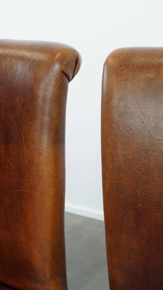 Image 1 of 4 x Esszimmerstuhl aus Schafsleder mit einem Besatz aus Ziernägeln