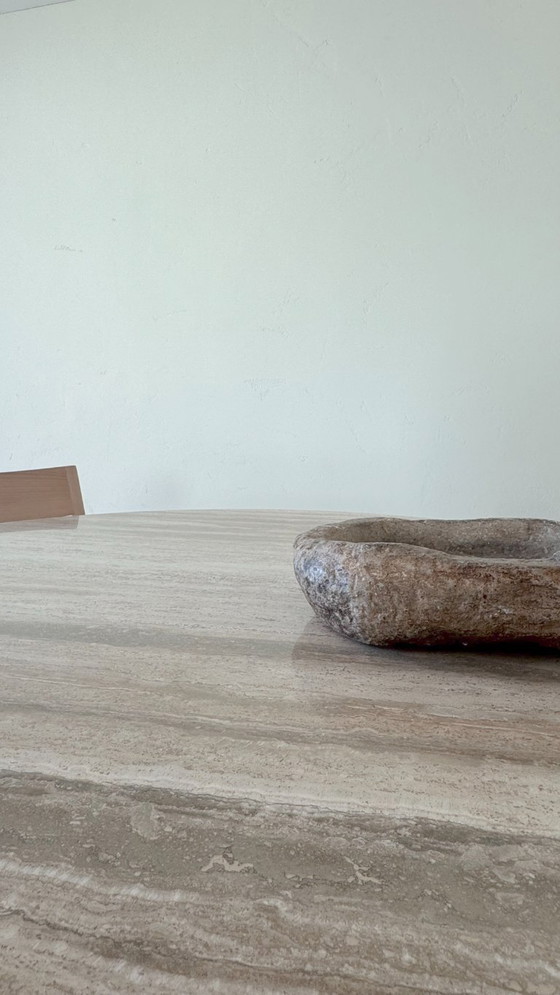 Image 1 of Ronde eettafel van natuurlijk travertin - Moderne vintage designtafel