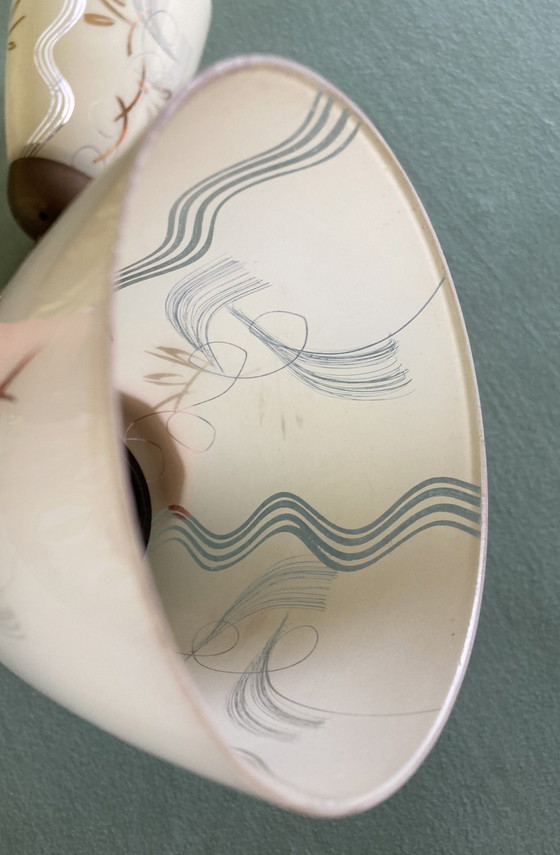 Image 1 of Lampada da parete anni '50 con 2 molle di flessione e paralumi in vetro dipinto a mano