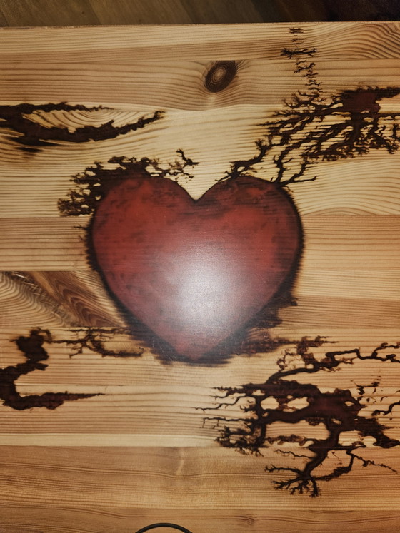 Image 1 of Uniek Epoxy Nachtkastje | Lichtenberg &Glow-in-the-Dark Hart