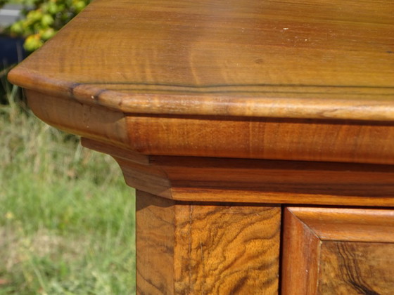 Image 1 of Commode Louis Philippe en noyer et ronce de noyer