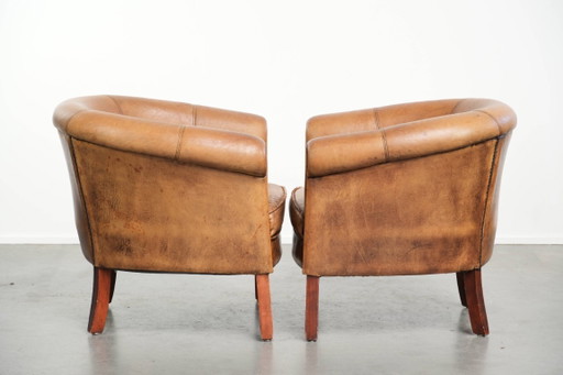 2 x Subtiele karaktervolle vintage schapenleren clubfauteuil met een mooie lichte kleur en een mooie patina look