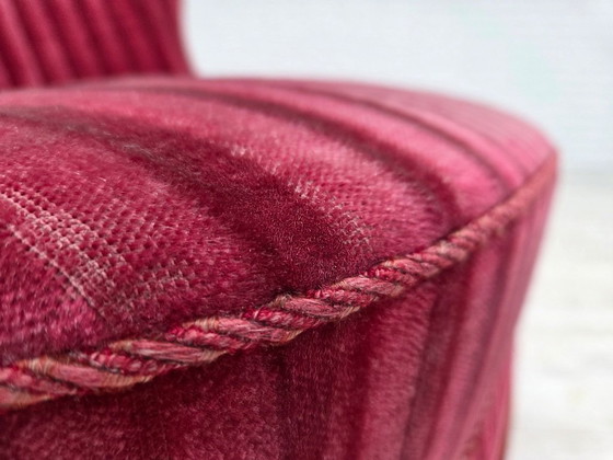 Image 1 of Fauteuil danois des années 1960, revêtement d'origine en velours rouge rayé.